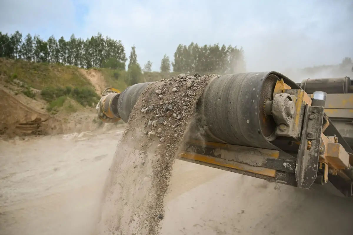 Conveyor discharging crushed ore